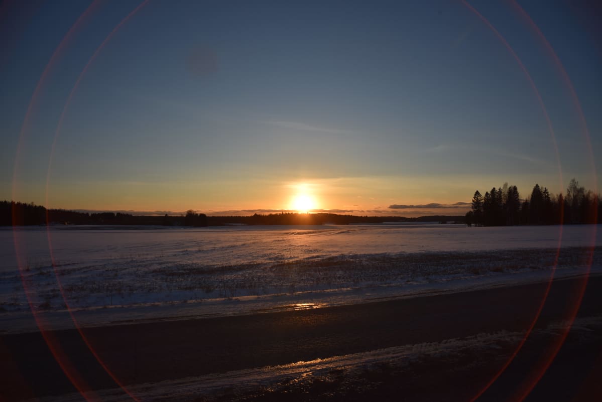 Maaliskuussa Aurinko laskee länteen