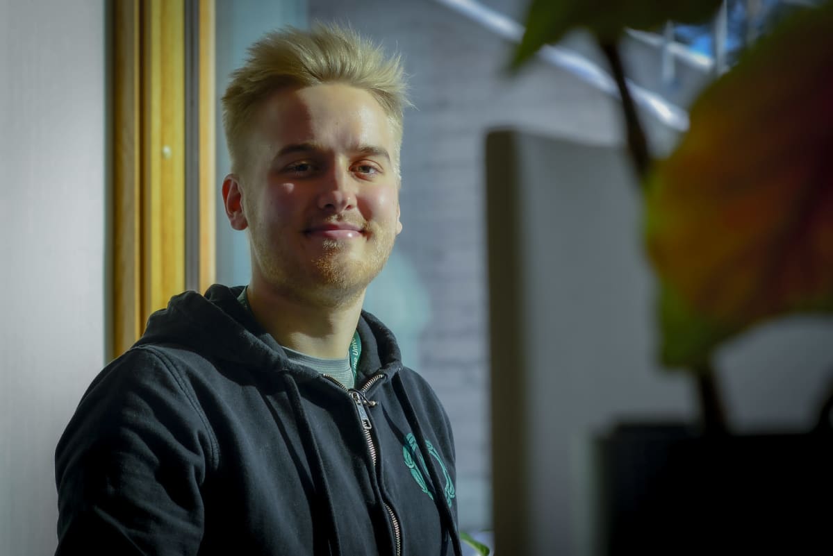Petri Laaksonen hymyilee kameralle.