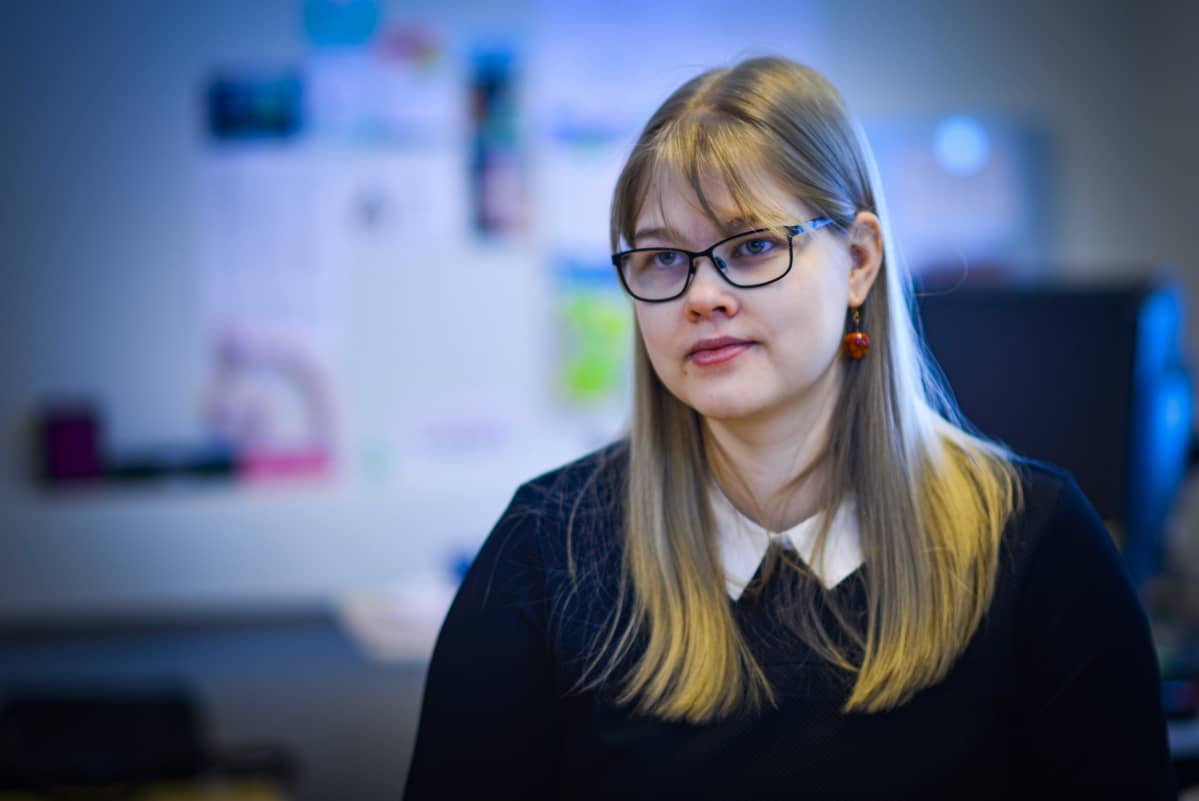 Stella Palassalo vakava ilme kasvoillaan.