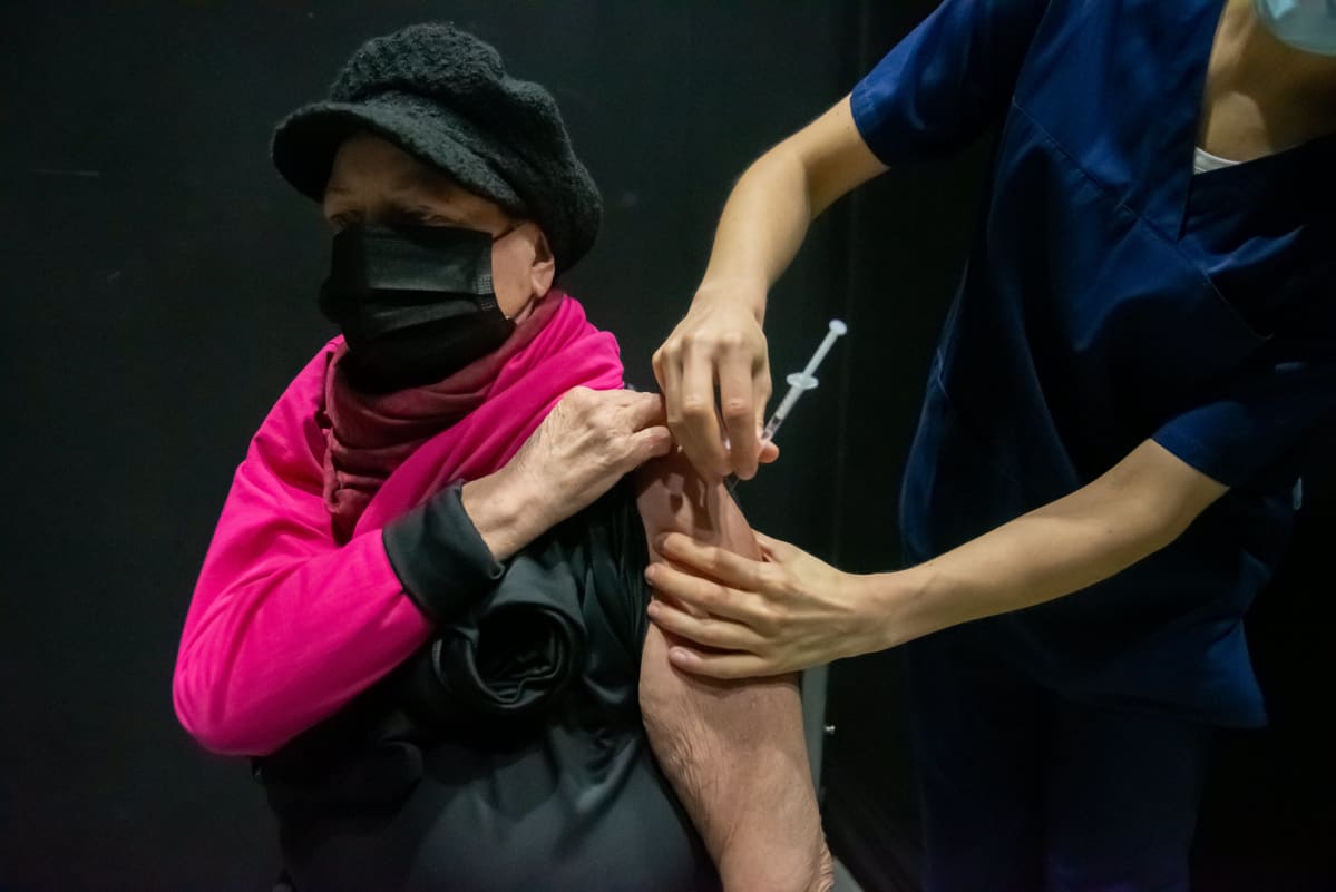 Nainen saa koronarokotteensa. 18.3.2021.