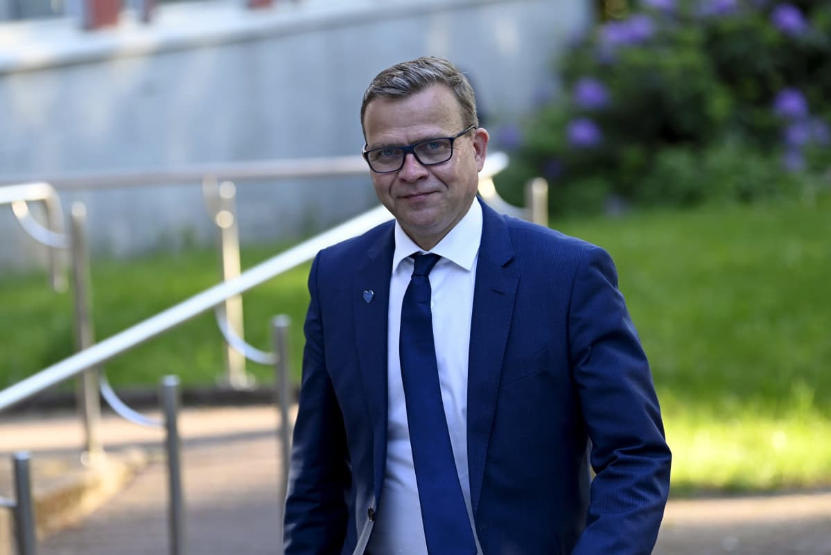 Samlingspartiets ordförande Petteri Orpo går mot Yles Studiohus i Böle.