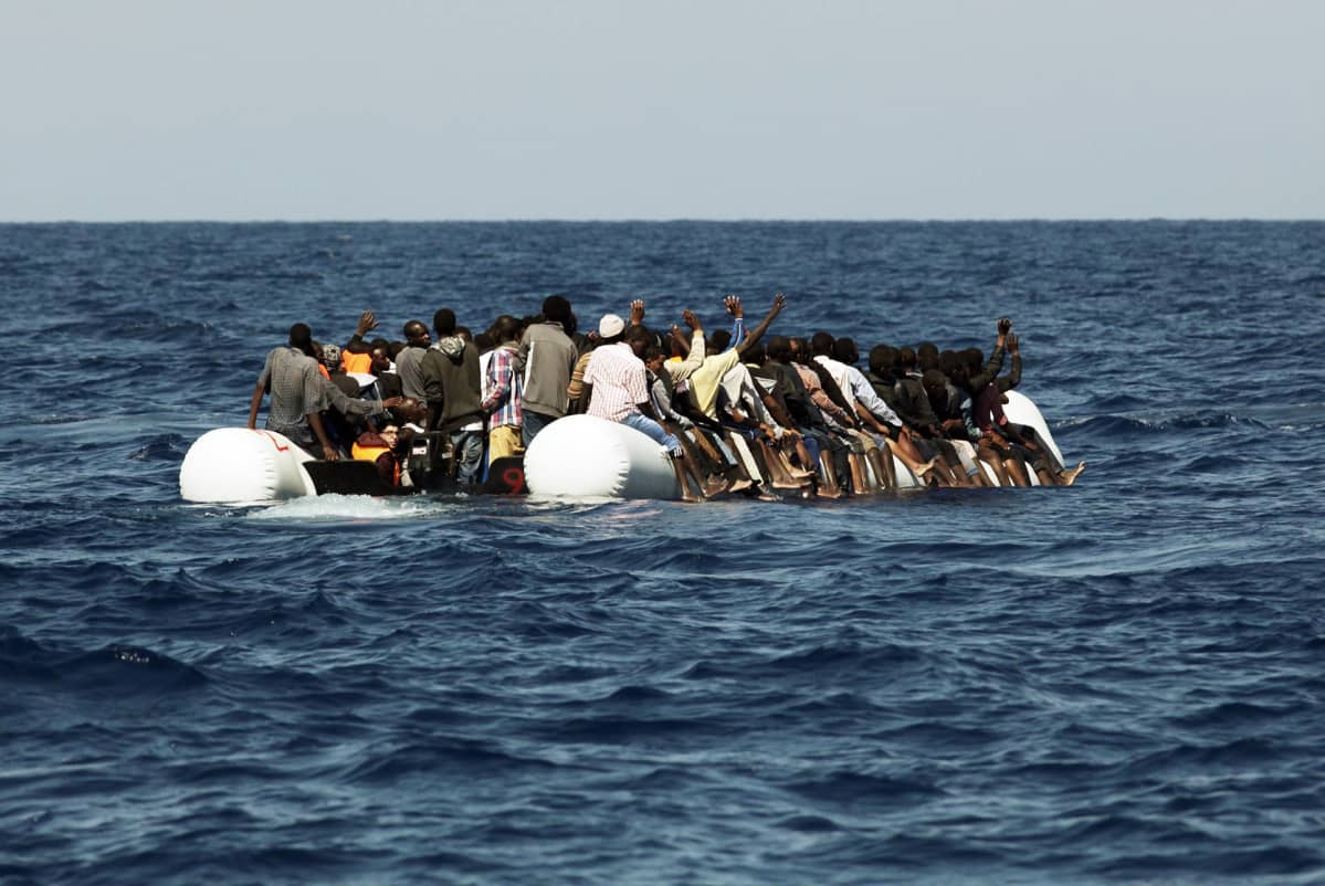 Pakolaisia kumiveneessä Libyan vesillä lokakuussa 2016.