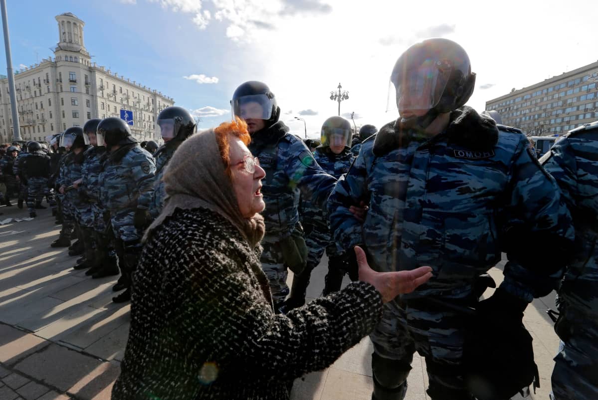 Mukana korruptionvastaisissa protesteissa oli myös vanhempaa väkeä. Moskova 26. maaliskuuta 2017.