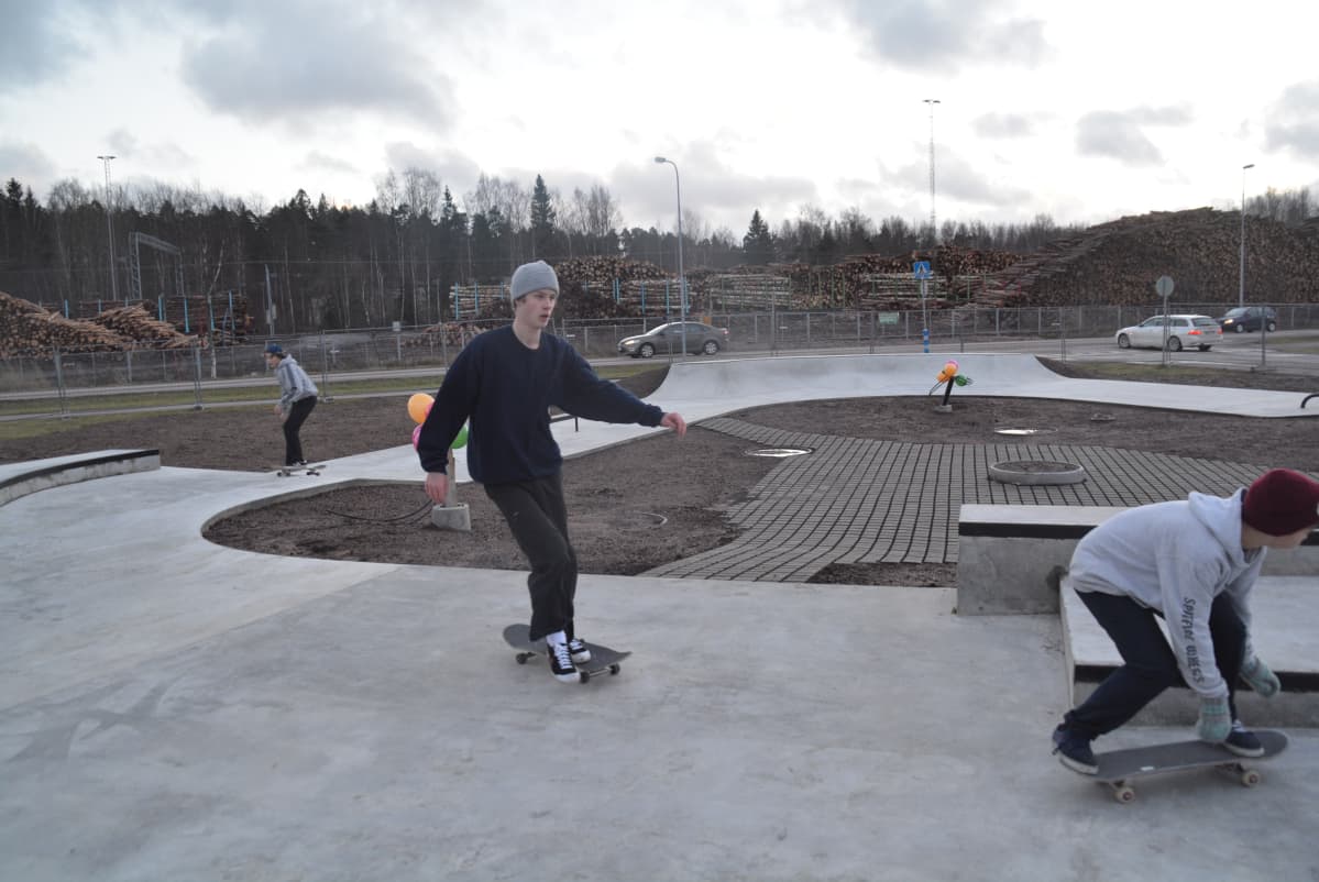 Provåkning av nya skejtparken i Karis