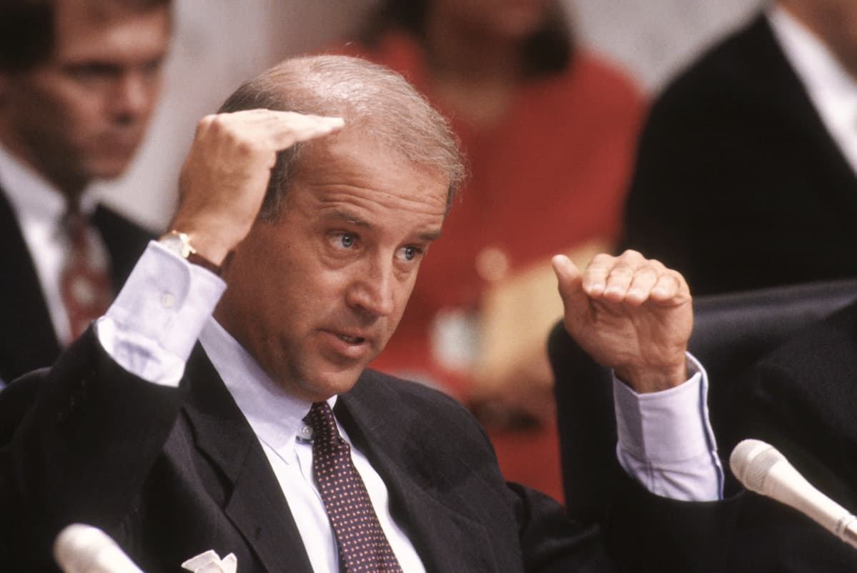 Joe Biden senaatissa vuonna 1990. Biden elehtii käsillään.