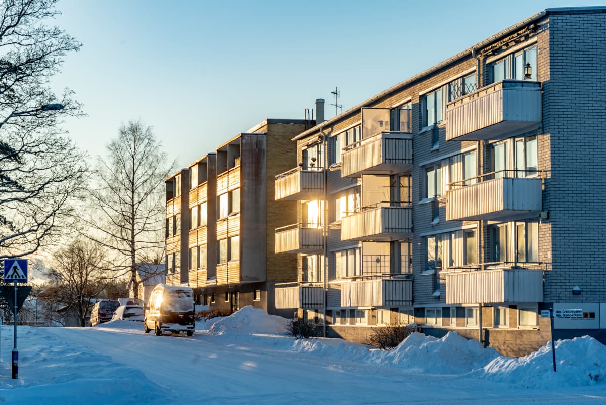 Kaksi kerrostaloa aurinkoisessa talvisäässä.