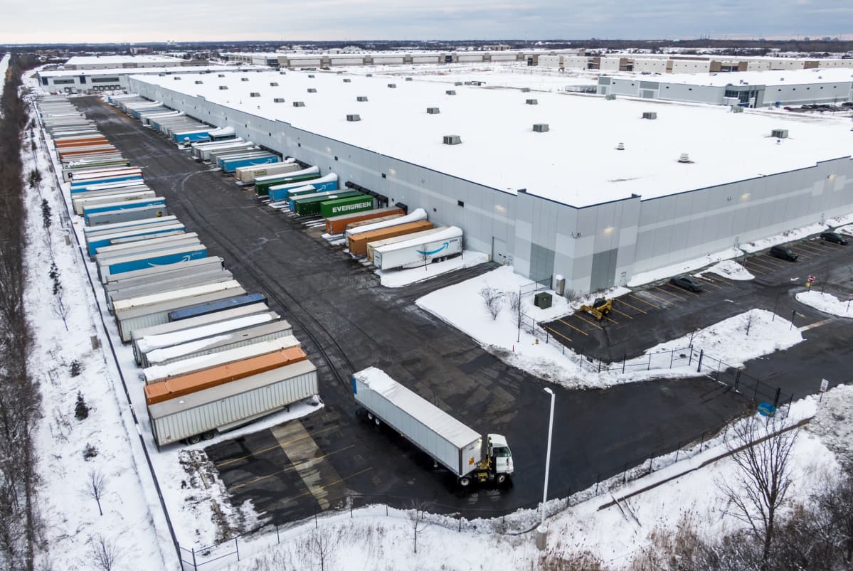 Ilmakuva Amazonin varastosta ja pihalla olevista konteista Yhdysvaltain Illinois'n Waukeganissa.