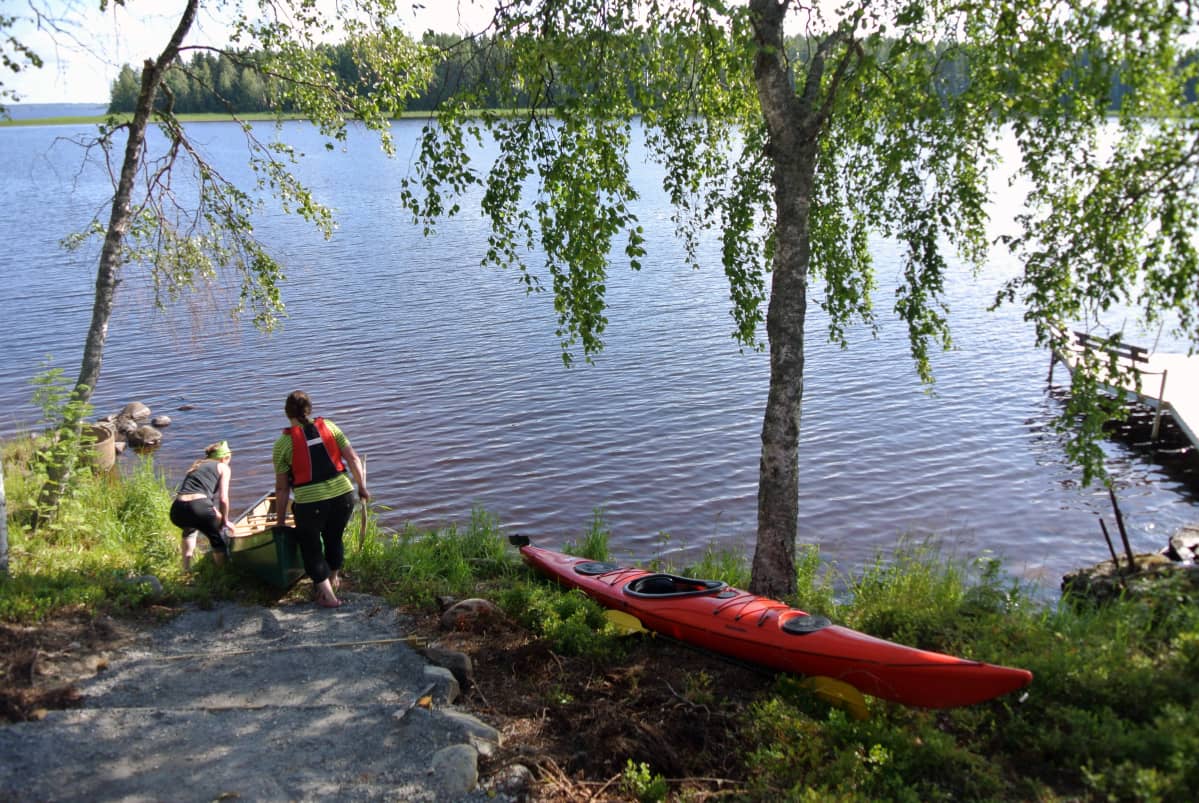 Kyrönjoen KoskiHäjyjen naiset laskevat kanoottia veteen Lappajärvellä.