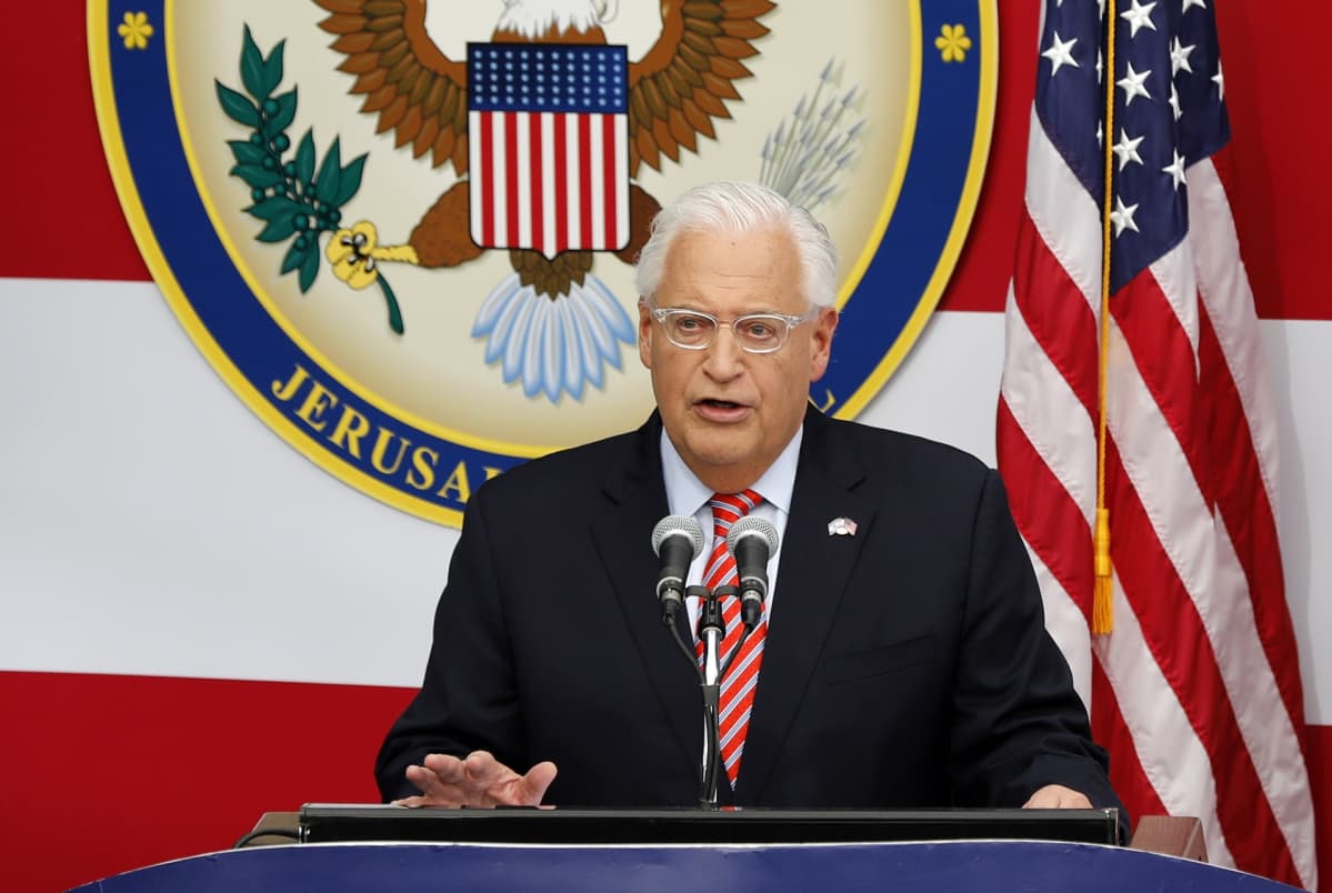 David Friedman puhumassa avajaisissa.