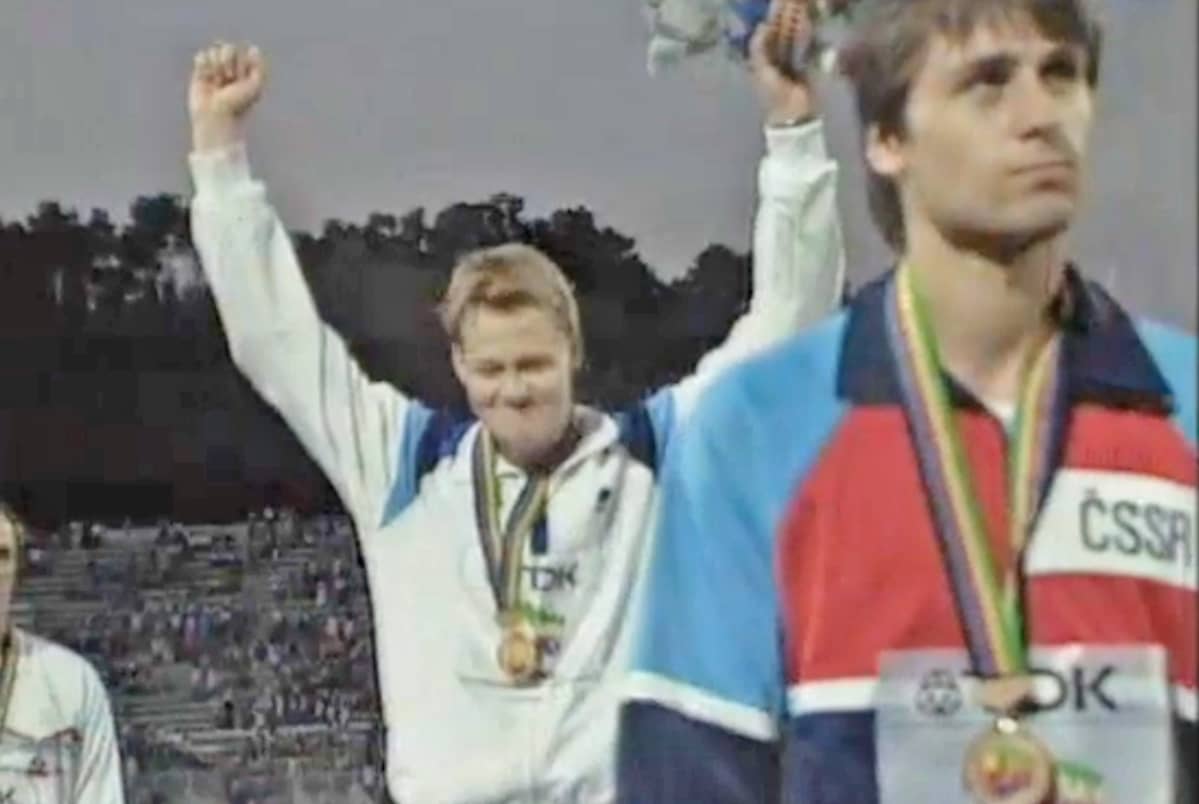 Seppo Räty juhlii keihäskultaa Rooman 1987 MM-kisoissa. Edessä tuima pronssimitalisti Jan Zelesny.