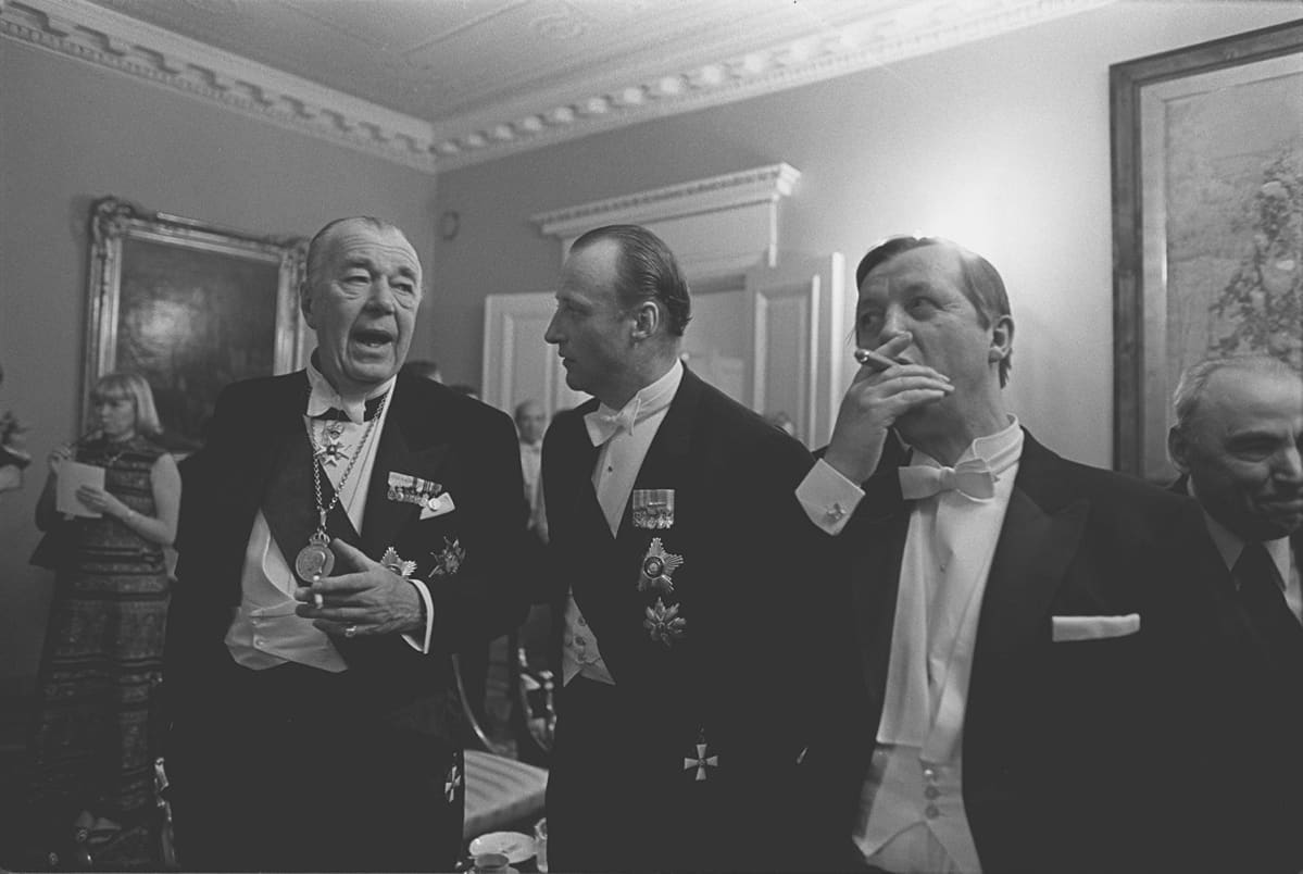 Suomen itsenäisyyden 60-vuotisjuhlat. Tasavallan presidentin itsenäisyyspäivän vastaanotto Presidentinlinnassa 1977. Ruotsin prinssi Bertil, Norjan kruununprinssi Harald ja pääministeri Kalevi Sorsa keskustelevat.