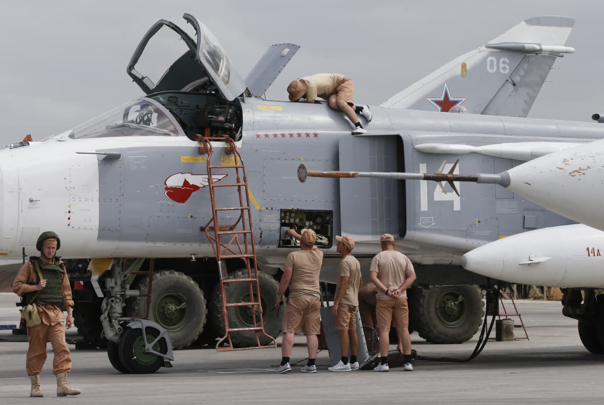 SU-24 hävittäjää huolettaan Venäjän ilmastotukikohdassa Latakiassa Syyriassa.