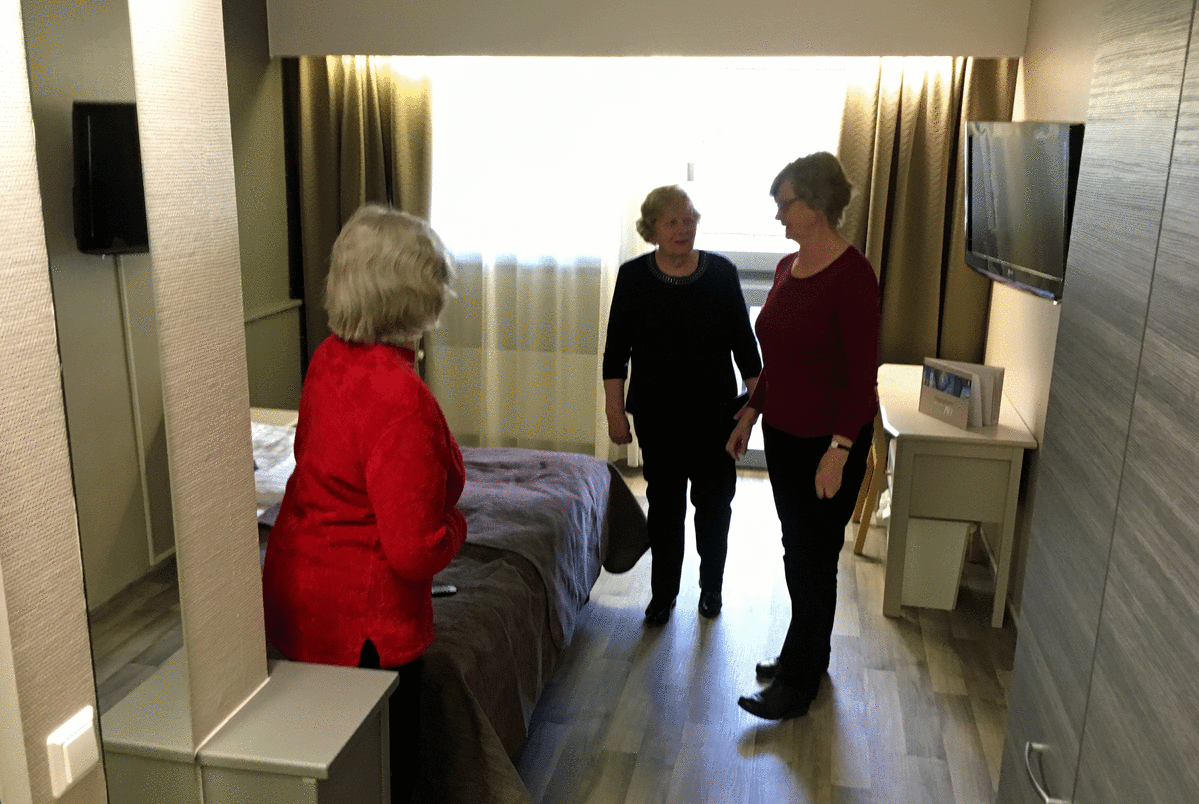 Hotellitoimintaan palautetun Kivitipun uudistettuihin tiloihin kävi tutustumassa väkeä avoimien ovien päivänä.