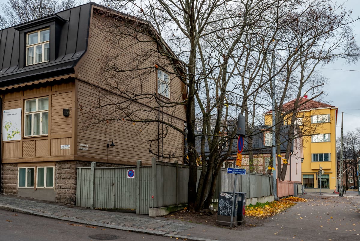 Muistokynttilät Päijänteentie 19 edustalla 2. marraskuuta 2020.