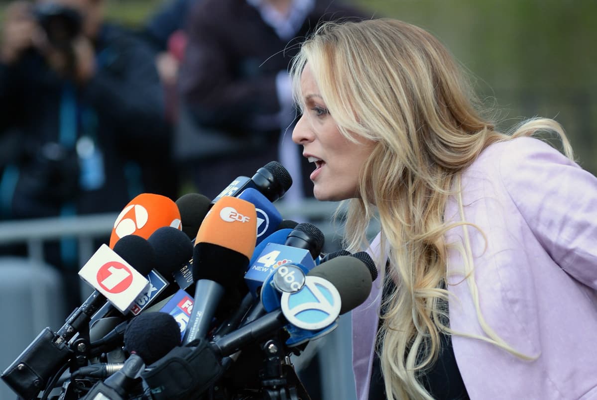 Pornotähti Stormy Daniels puhumassa toimittajille New Yorkissa oikeustalolla huhtikuussa 2018.