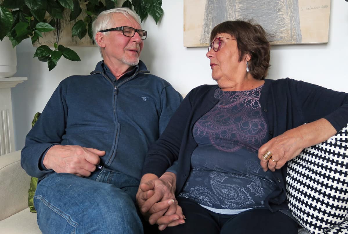 Vesa ja Leena-Riitta Salminen istuvat sohvalla