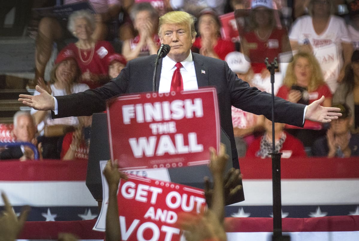 Donald Trump pitää puhetta.