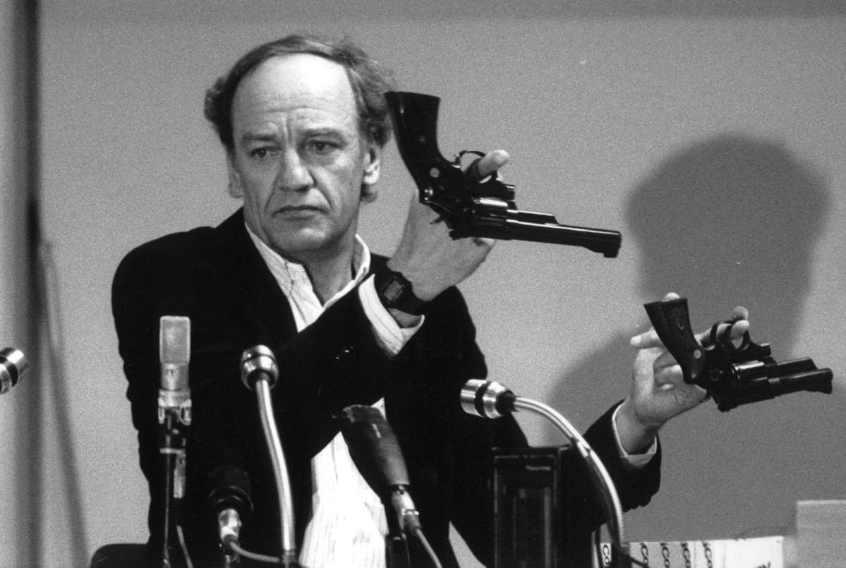 Tutkinnajohtaja Hans Holmer esitteli asetta oikeudenkäynnissä.
