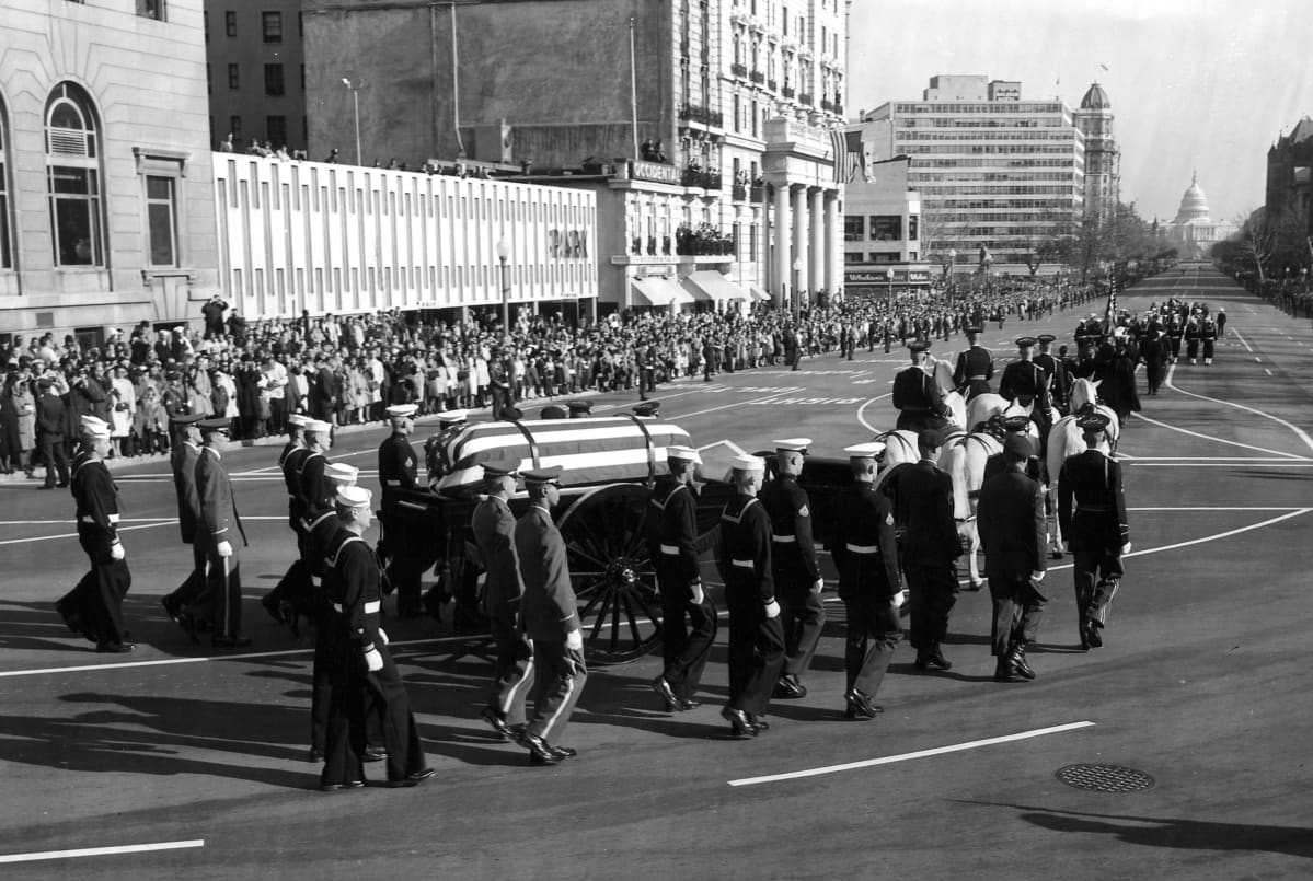 Presidentti John F. Kennedyn arkkua kuljetetaan saattueessa Valkoisesta talosta kohti kongressirakennusta Capitolia vuonna 1963.
