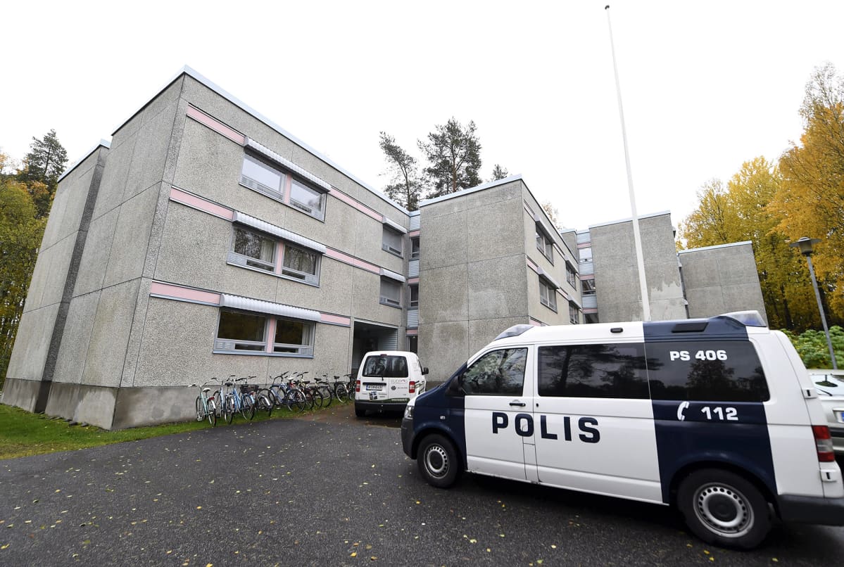 Poliisiauto Särkiniemessä sijaitsevan opiskelija-asuntolan pihalla Kuopiossa