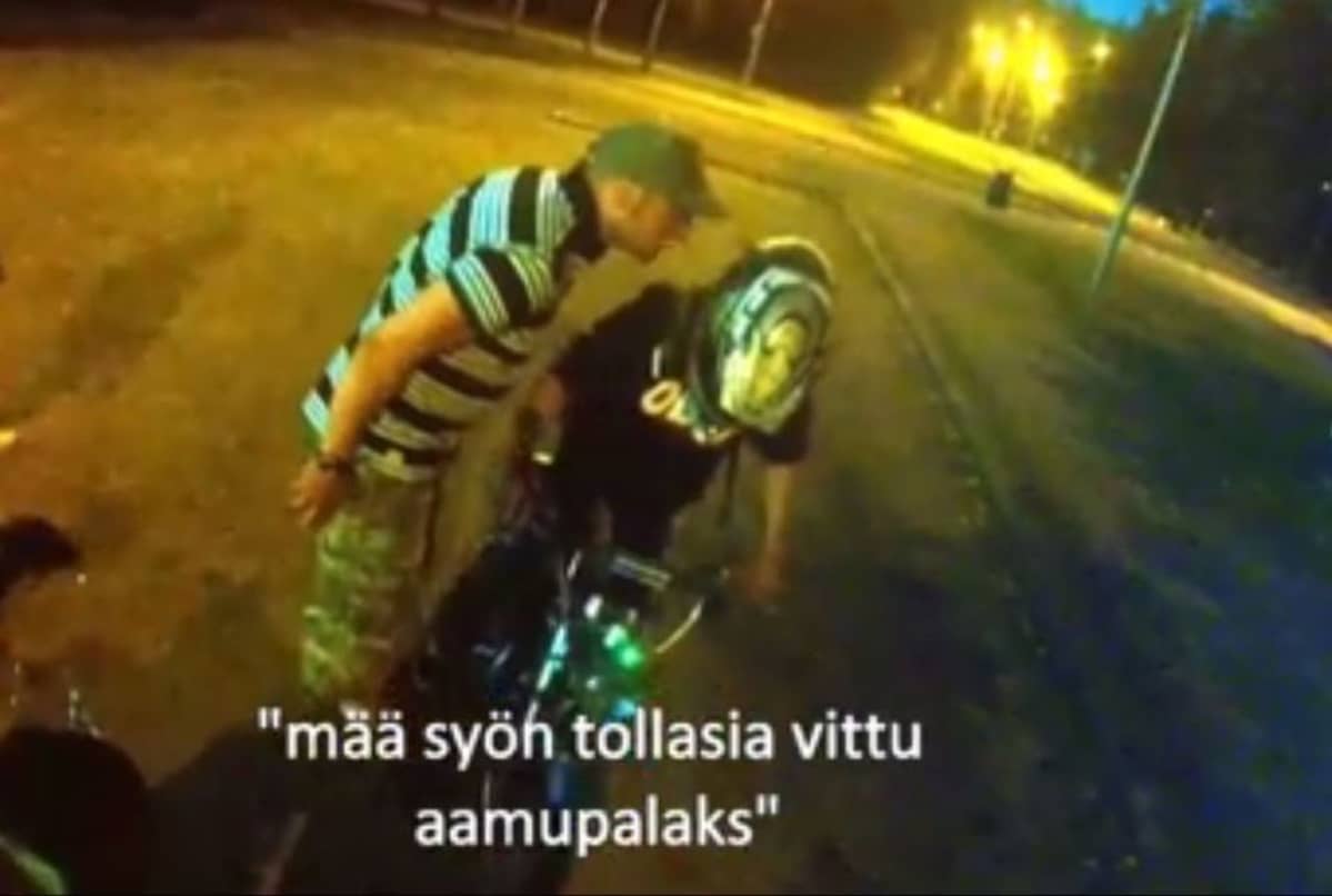 Mies uhkailee poikaa