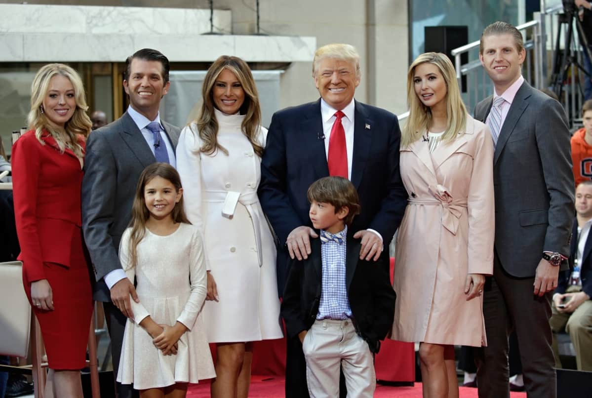 Donald Trump vaimonsa, lastensa ja lastenlastensa kanssa.