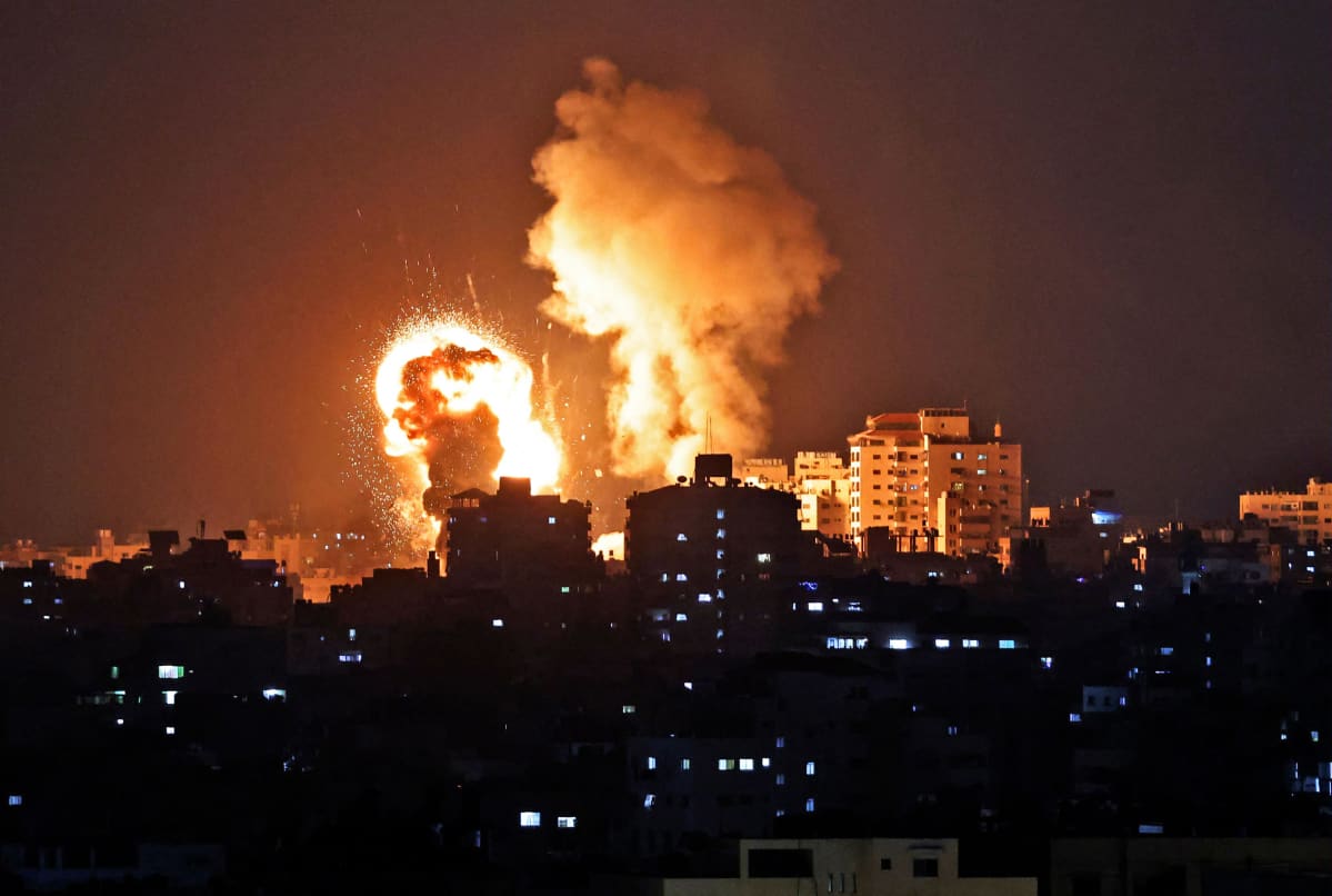 Israelin ilmaiskun aiheuttamia tulipalloja taivaalla.