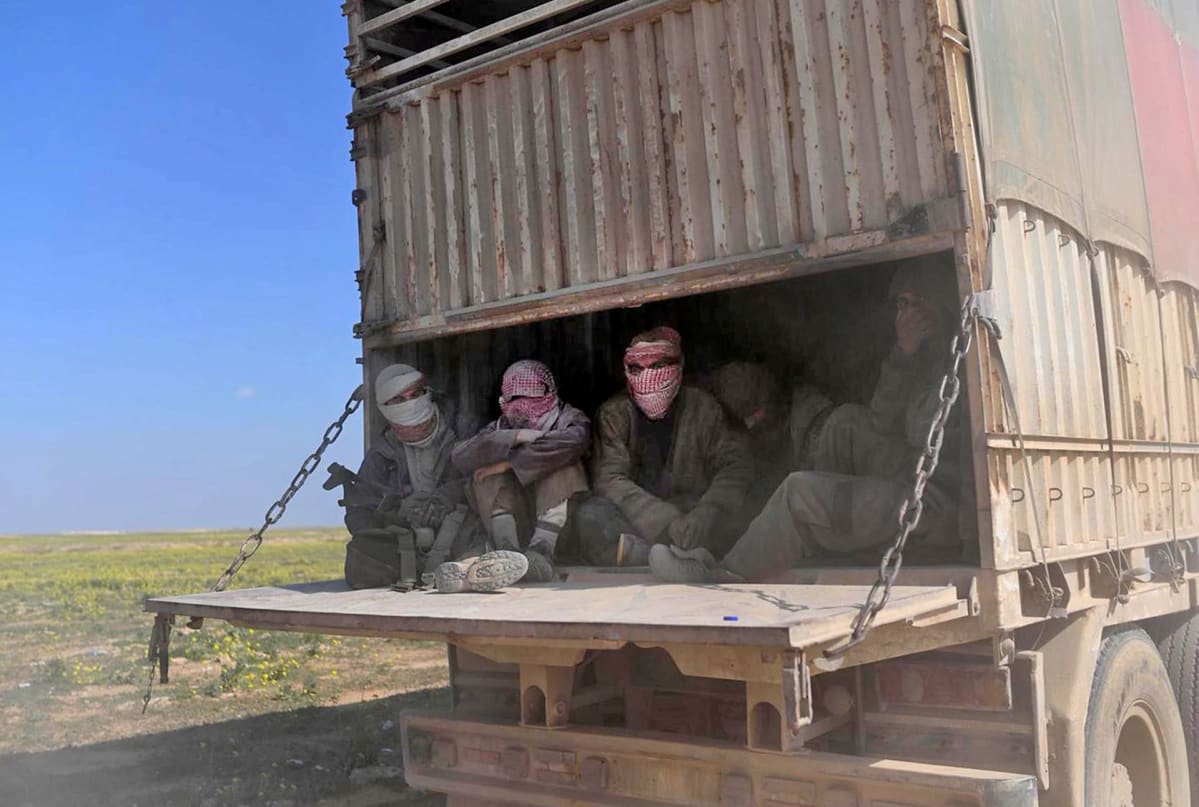 Isis-taistelijoita ja heidän perheenjäseniään kuljetetaan rekan kontissa.