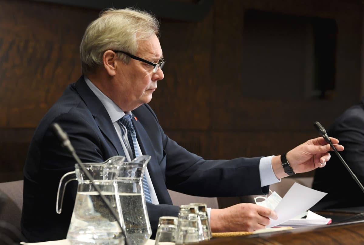 Perustuslakivaliokunnan puheenjohtaja Antti Rinne.