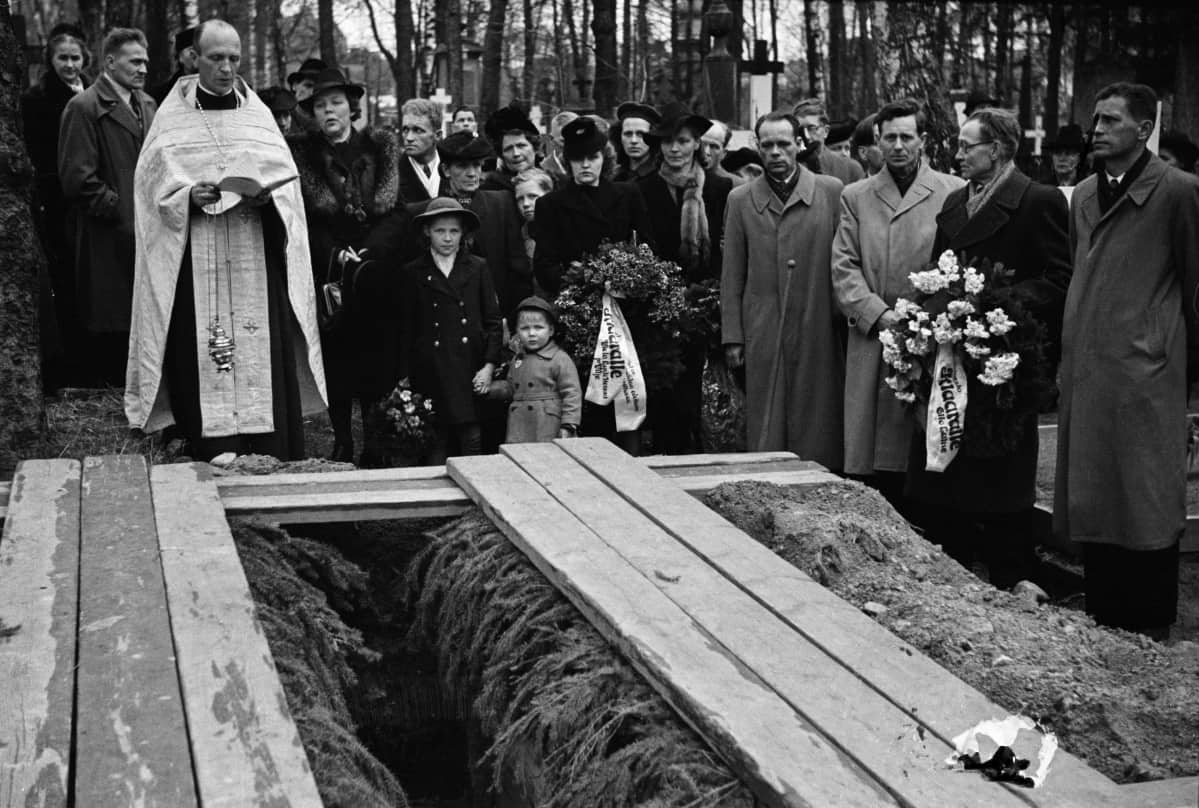 Hautajaiset Lapinlahden ortodoksisella hautausmaalla vuonna 1946.