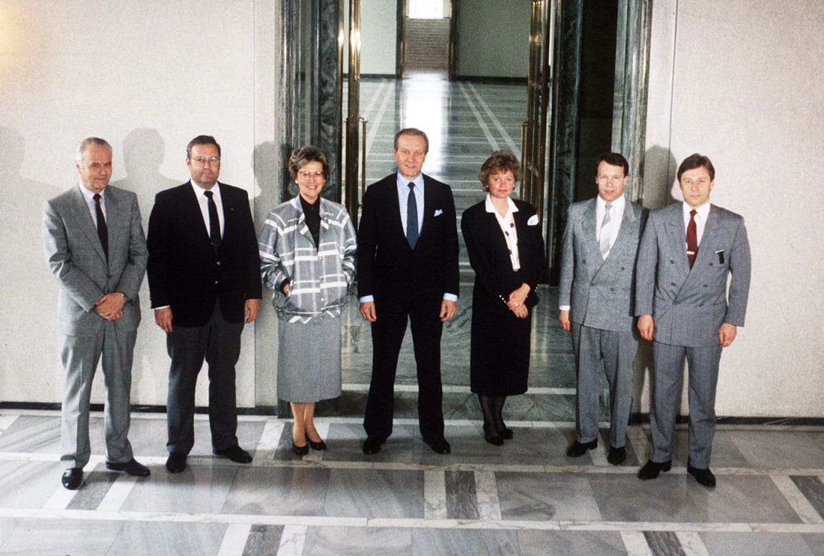 Toivo Pohjala, Ilkka Suominen, Ulla Puolanne, Harri Holkeri, Helena Pesola, Ilkka Kanerva ja Pertti Salolainen vuonna 1987