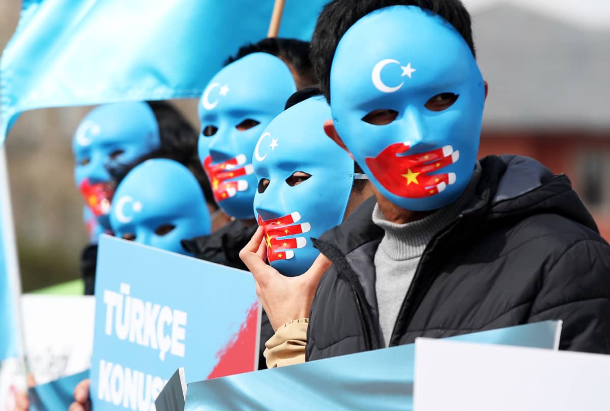 Kiinalaisten uiguurin oikeuksia vaativia mielenosoittajia Istanbulissa Turkissa.