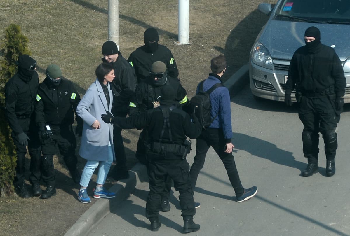 Valkovenäläiset poliisit ottivat kiinni naispuolisen mielenosoittajan Minskissä, Valko-Venäjällä.