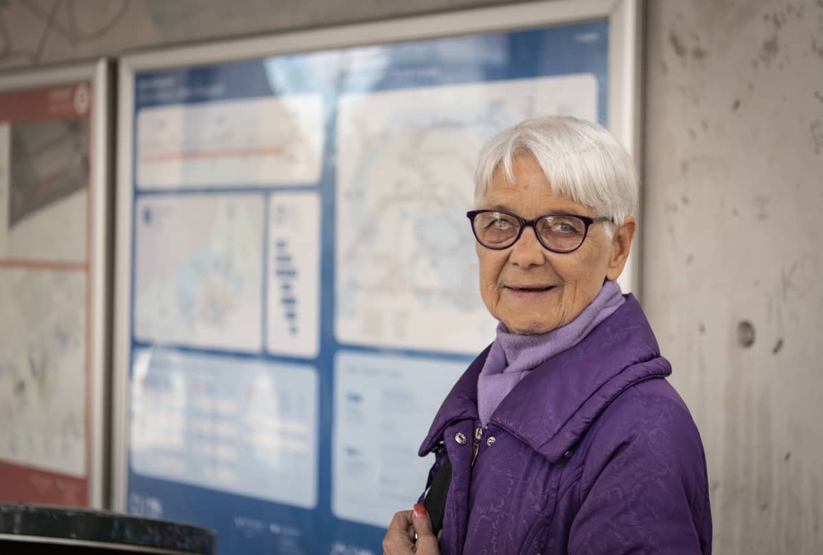 Kontulalaisen Pirjo Rekoriuksen mielestä tiedottamista ja rajoituksia on ollut riittävästi. Hän on jo väsynyt ja kaipaa ravintoloiden aukenemista. Hän syö harvoin ulkona, mutta hänestä on kiva käydä istumassa ja juomassa siideriä.