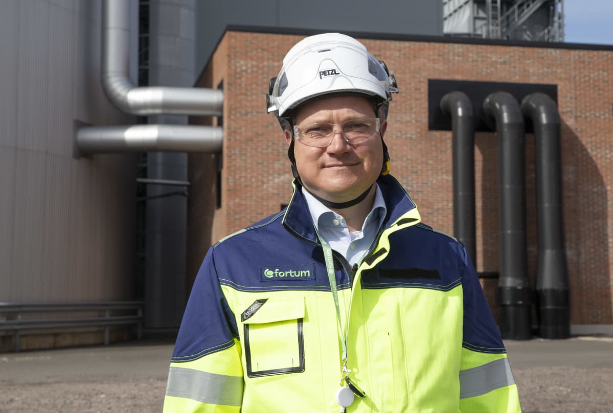 Timo Piispa liiketoimintajohtaja taustalla fortumin kaukolämpölaitos