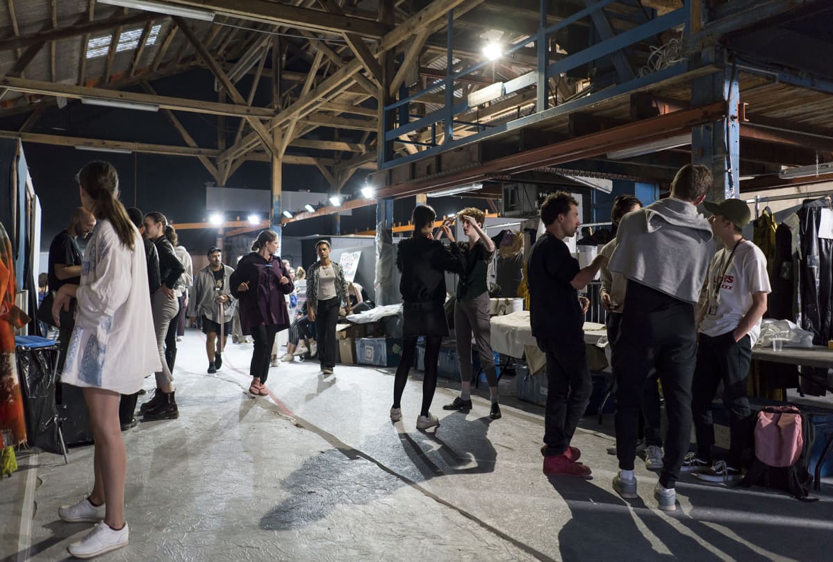 Tunnelmaa näytöslavan backstagelta