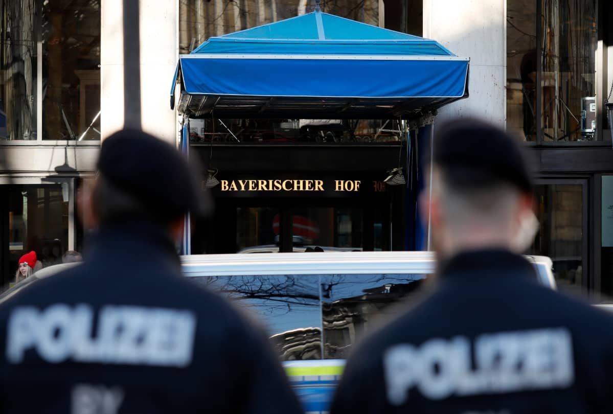 Poliisit vartioivat kokoushotellin ulkopuolella.