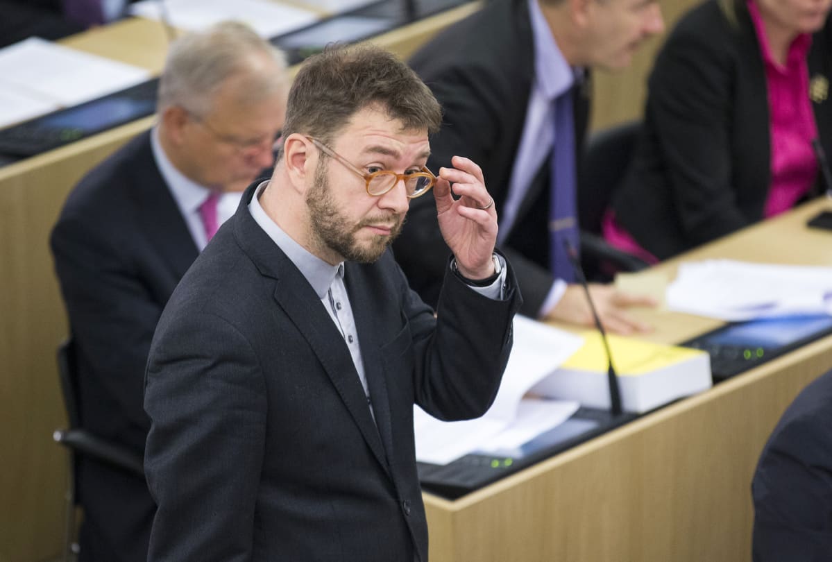 Timo Harakka eduskunnassa joulukuussa 2015.