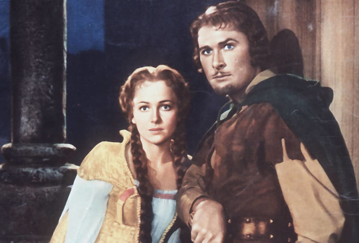 Olivia de Havilland vierellään Errol Flynn.