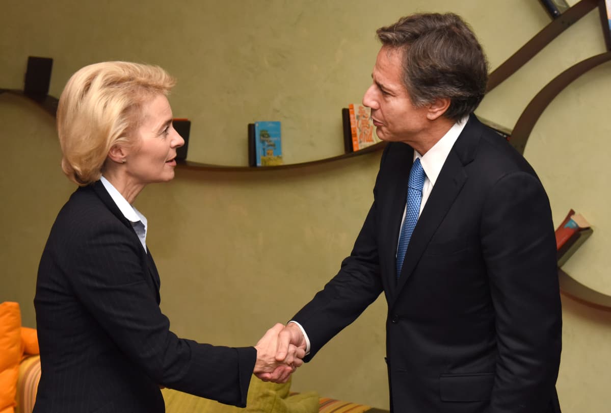 Ursula von der Leyen ja Antony Blinken kättelevät