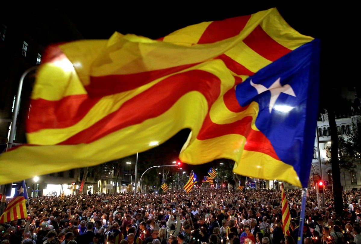 Mielenosoittajajoukko, jonka yläpuolella liehuu suurikokoinen Katalonian lippu.
