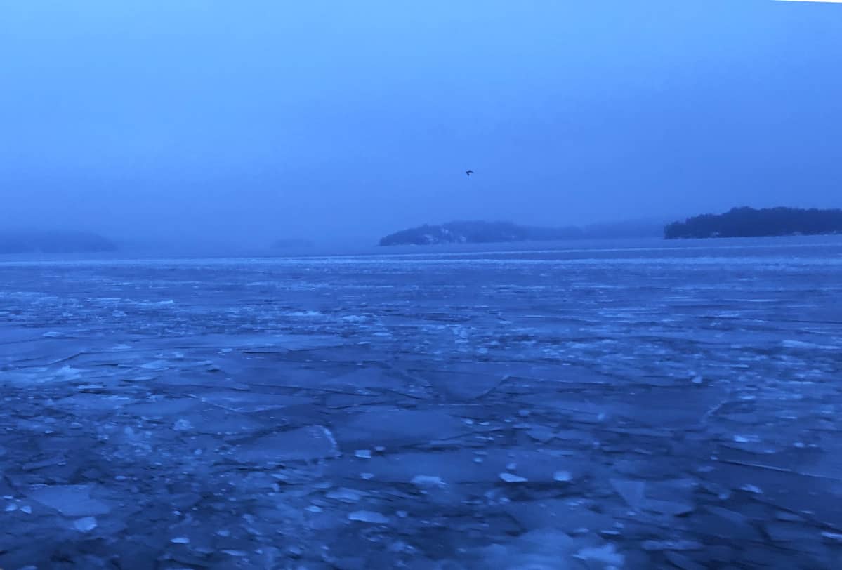 Varhainen talviaamu Saaristomerellä.