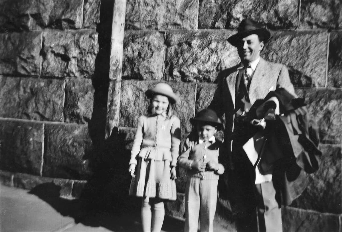 .Ilse, Pauli ja Olavi Virta Helsingin Sörnäisissä 1949. Hammarin mukaan elämä Pääskylänkadulla oli onnellista.