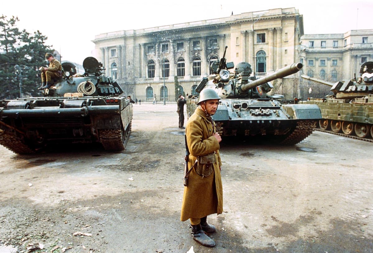 Sotilaita ja tankkeja Romaniassa 1989.