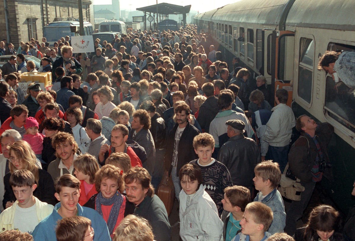 DDR:läisiä pakolaisia kuljetetaan junalla Länsi-Saksaan.