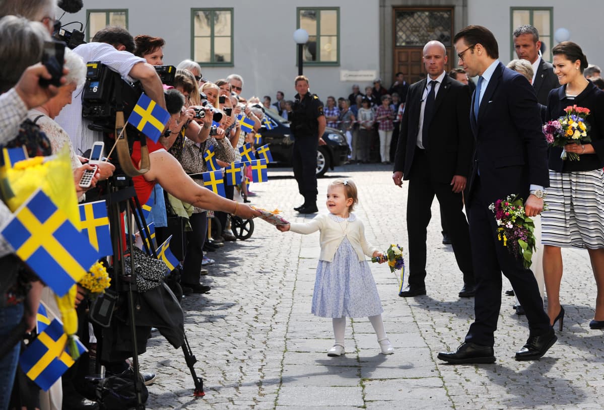 Estella ottaa lahjaa yleisöstä.