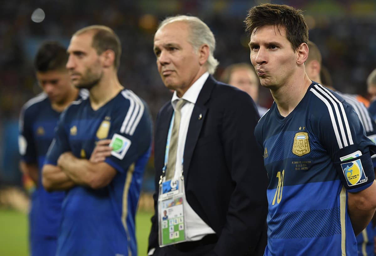 Argentiinan kapteeni Lionel Messi (oik.) ja valmentaja Alejandro Sabella (kesk.) sulattelevat häviötä MM-loppuottelussa Saksaa vastaan 13. heinäkuuta 2014.
