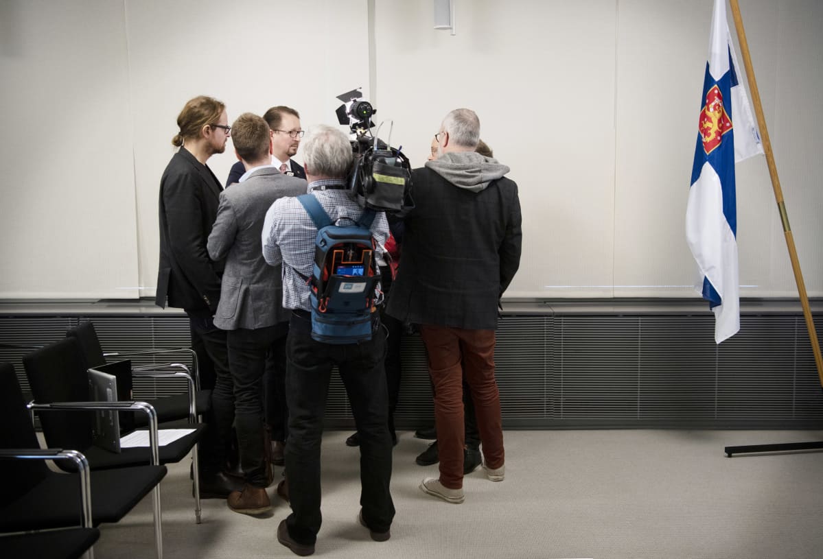 Mika Salminen hallituksen tiedotustilaisuudessa.