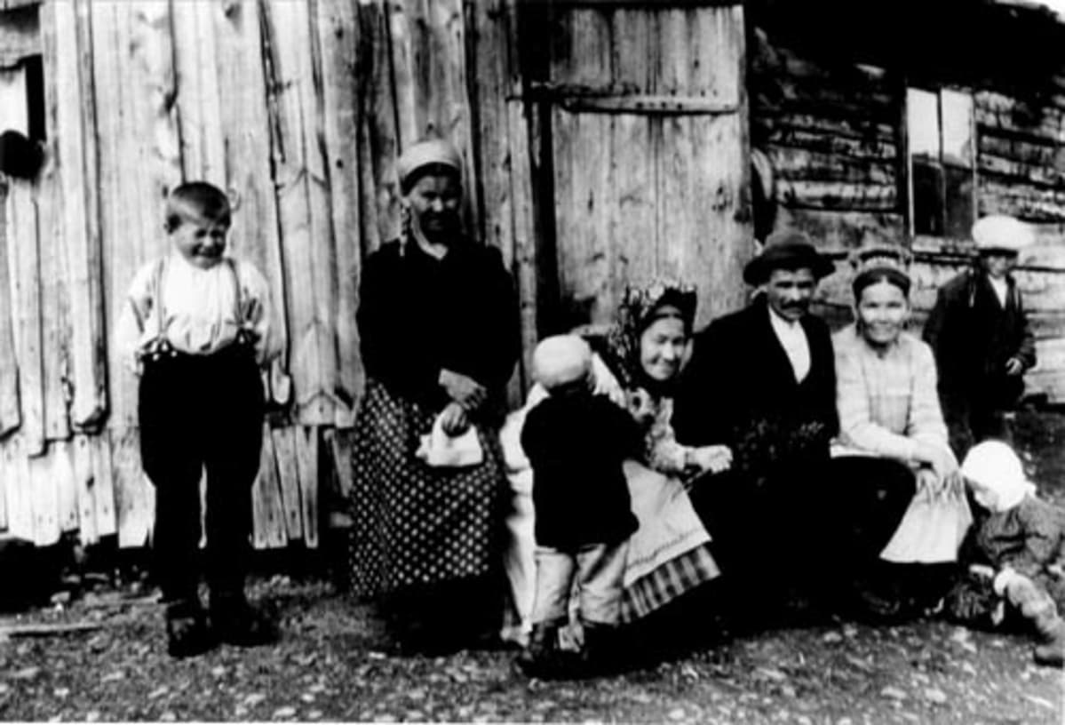 Kolttasaamelaisia Petsamon Kolttakönkäällä vuonna 1929.