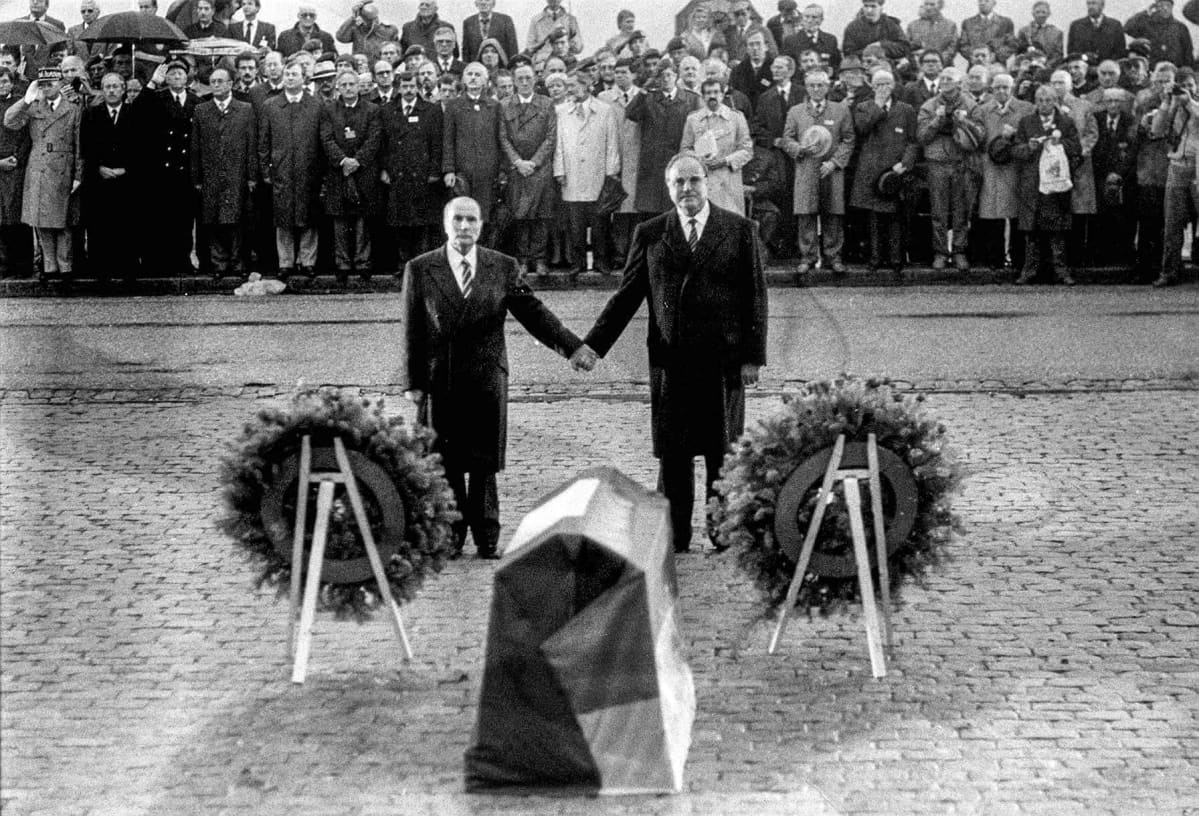 François Mitterrand ja Helmut Kohl seisoivat Verdunissa Douaumontin hautausmaalla käsi kädessä 22. syyskuuta 1984.
